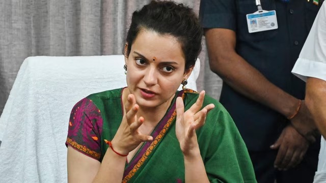 Kangana Ranaut: भाजपा सांसद और अभिनेत्री कंगना रनोट ने संसद के पास जंतर-मंतर पर चल रहे प्रदर्शन की आलोचना की है। मानसून सत्र के दौरान मीडिया से बातचीत में उन्होंने कहा कि किसी को पद से हटाने या बनाए रखने के लिए सरकार पर दबाव बनाना उचित नहीं है। उनके अनुसार सार्वजनिक मुद्दों पर चर्चा और समाधान का उचित मंच संसद है, न कि सड़क पर आंदोलन।