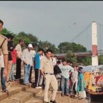 Raipur Breaking: राजधानी रायपुर के महादेव घाट में मंदिर के सामने नदी से एक अज्ञात शव मिलने से इलाके में हड़कंप मच गया। घटना की जानकारी मिलते ही मौके पर लोगों की भीड़ जुट गई। मामला डीडी नगर थाना क्षेत्र का है।