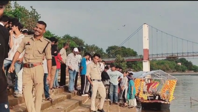 Raipur Breaking: राजधानी रायपुर के महादेव घाट में मंदिर के सामने नदी से एक अज्ञात शव मिलने से इलाके में हड़कंप मच गया। घटना की जानकारी मिलते ही मौके पर लोगों की भीड़ जुट गई। मामला डीडी नगर थाना क्षेत्र का है।