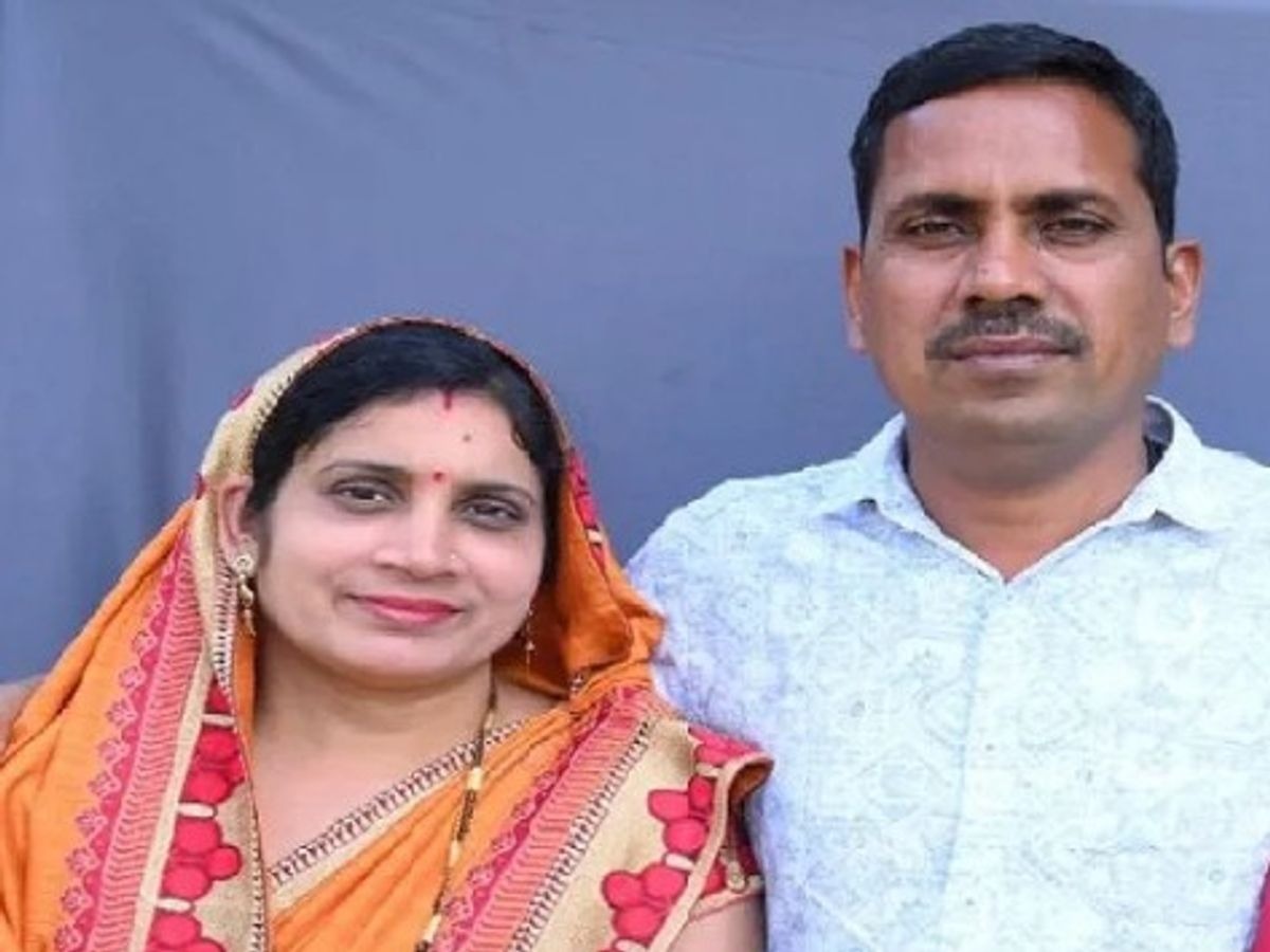 CG News: सारंगढ़-बिलाईगढ़ जिले में रविवार को लात नाले में कार समेत बह गए दंपति के शव चार दिन बाद बरामद कर लिए गए। बुधवार को विशेषज्ञ गोताखोरों की संयुक्त टीम ने देवनारायण पटेल और उनकी पत्नी सविता पटेल के शव नाले से बाहर निकाले। ग्रामीणों की मदद से रस्सियों के सहारे कार को भी सुरक्षित बाहर निकाल लिया गया।