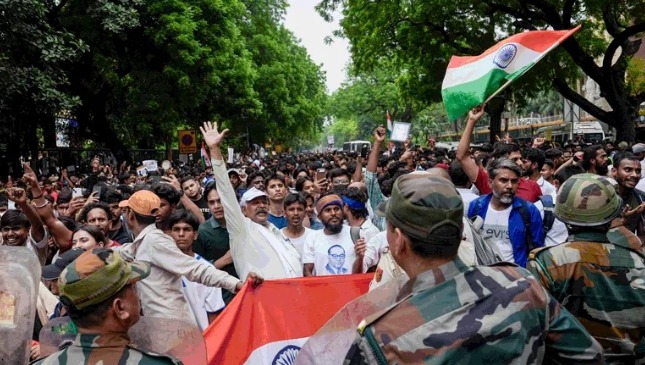 CJP Protest: शिक्षा मंत्री धर्मेंद्र प्रधान के इस्तीफे के बाद भी जंतर-मंतर पर चल रहा आंदोलन जारी रहेगा। कॉकरोच जनता पार्टी के संस्थापक अभिजीत दीपके और पार्टी नेताओं ने स्पष्ट किया है कि सभी मांगों पर सरकार की ओर से लिखित आश्वासन मिलने तक प्रदर्शन समाप्त नहीं किया जाएगा।