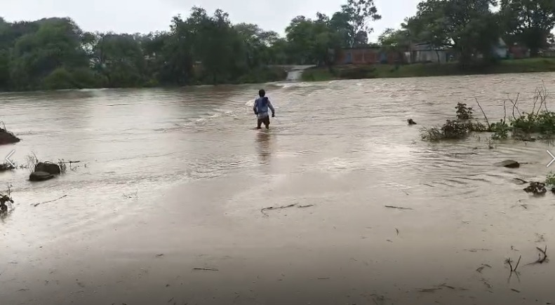 Gariaband Rain: गरियाबंद जिले में लगातार हो रही बारिश के कारण नदी-नाले उफान पर हैं। फिंगेश्वर थाना क्षेत्र में तेज बहाव के बीच सरगी नाला पार करने की कोशिश एक 55 वर्षीय ग्रामीण के लिए जानलेवा साबित हुई। नाले में बहने के करीब एक घंटे बाद उसका शव घटनास्थल से लगभग 5 किलोमीटर दूर बरामद किया गया।