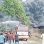 Korba Factory Fire: छत्तीसगढ़ के कोरबा जिले के इंडस्ट्रियल एरिया स्थित एक कोल पिच कार्बन फैक्ट्री में शनिवार को अचानक तेज धमाके के बाद भीषण आग लग गई। घटना के समय फैक्ट्री के अंदर मजदूर काम कर रहे थे। विस्फोट के बाद आग तेजी से फैली और देखते ही देखते पूरी फैक्ट्री को अपनी चपेट में ले लिया।