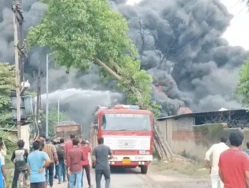Korba Factory Fire: छत्तीसगढ़ के कोरबा जिले के इंडस्ट्रियल एरिया स्थित एक कोल पिच कार्बन फैक्ट्री में शनिवार को अचानक तेज धमाके के बाद भीषण आग लग गई। घटना के समय फैक्ट्री के अंदर मजदूर काम कर रहे थे। विस्फोट के बाद आग तेजी से फैली और देखते ही देखते पूरी फैक्ट्री को अपनी चपेट में ले लिया।