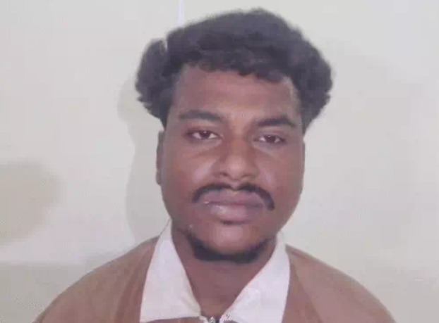 CG Murder: छत्तीसगढ़ के सूरजपुर जिले में एक युवती की उसके कथित प्रेमी ने चाकू मारकर हत्या कर दी। पुलिस के अनुसार आरोपी ने दूसरे प्रेम संबंध के शक में वारदात को अंजाम दिया। घटना के बाद आरोपी ने एक पर्चा छोड़कर हत्या की जिम्मेदारी ली और आत्महत्या करने रेलवे ट्रैक पहुंच गया, जहां पुलिस ने उसे हिरासत में ले लिया।