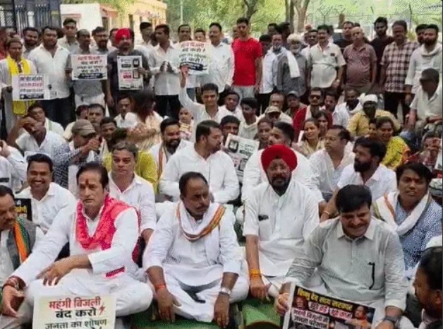 CG News: विधानसभा चुनाव की तैयारियों के बीच प्रदेश कांग्रेस कमेटी ने नेताओं और संभावित टिकट दावेदारों के लिए नए संगठनात्मक दिशा-निर्देश जारी किए हैं। अब किसी भी धरना-प्रदर्शन, आंदोलन, जनसंपर्क अभियान या राजनीतिक कार्यक्रम से पहले संबंधित जिला कांग्रेस कमेटी और प्रदेश कांग्रेस कमेटी को पूर्व सूचना देना तथा स्थानीय संगठन से समन्वय करना अनिवार्य होगा।