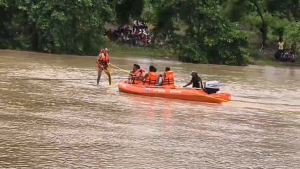 CG Flood: उफनते नाले में बही बिजली विभाग की पिकअप, 3 कर्मचारियों ने तैरकर बचाई जान; 1 लापता Image 95 1024x576 1 300x169