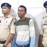 CG Murder: छत्तीसगढ़ के बेमेतरा जिले से एक खौफनाक मामला सामने आया है, जहां 50 वर्षीय महिला की हत्या के मामले में पुलिस ने सनसनीखेज खुलासा किया है। जांच में सामने आया कि आरोपी ने पहले महिला की हत्या की, फिर शव के साथ दुष्कर्म किया। इसके बाद पहचान छिपाने के लिए शव के हाथ-पैर काटकर अलग-अलग गठरियों में बांध दिया और उन्हें शिवनाथ नदी के पास फेंक दिया। पुलिस ने आरोपी को गिरफ्तार कर न्यायिक रिमांड पर भेज दिया है।