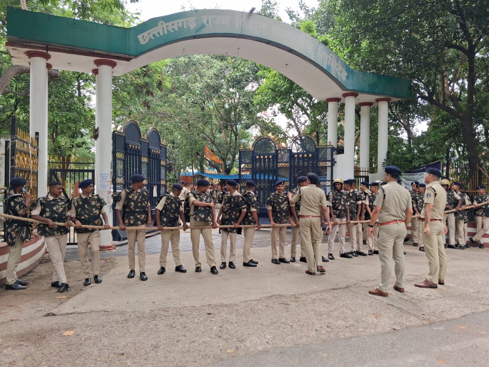 CSEB Raipur: छत्तीसगढ़ में स्मार्ट बिजली मीटर लागू करने के विरोध में रायपुर में सोमवार को विद्युत मीटर रीडर श्रमिक संघ के बैनर तले बड़ी संख्या में मीटर रीडरों ने राजधानी रायपुर स्थित सीएसईबी मुख्यालय का घेराव किया। प्रदेशभर से पहुंचे मीटर रीडरों ने अपनी विभिन्न मांगों को लेकर प्रदर्शन किया। इस आंदोलन को कांग्रेस का भी समर्थन मिला।
