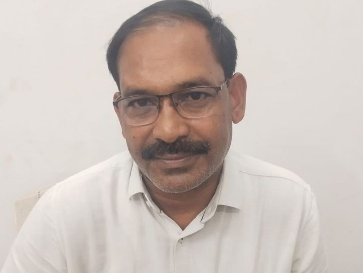 Raigarh Bribery Case: छत्तीसगढ़ के रायगढ़ में ACB (एंटी करप्शन ब्यूरो) ने बड़ी कार्रवाई करते हुए कलेक्ट्रेट के राहत एवं आपदा प्रबंधन शाखा के एक बाबू को रिश्वत लेते रंगे हाथों गिरफ्तार किया है। आरोपी सर्पदंश से हुई महिला की मौत के बाद मिलने वाली मुआवजा राशि बैंक खाते में जारी कराने के बदले 50 हजार रुपए की रिश्वत मांग रहा था।