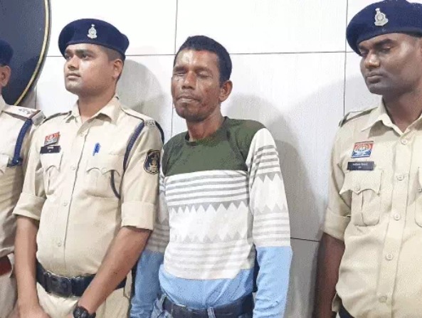 CG Murder: छत्तीसगढ़ के बेमेतरा जिले से एक खौफनाक मामला सामने आया है, जहां 50 वर्षीय महिला की हत्या के मामले में पुलिस ने सनसनीखेज खुलासा किया है। जांच में सामने आया कि आरोपी ने पहले महिला की हत्या की, फिर शव के साथ दुष्कर्म किया। इसके बाद पहचान छिपाने के लिए शव के हाथ-पैर काटकर अलग-अलग गठरियों में बांध दिया और उन्हें शिवनाथ नदी के पास फेंक दिया। पुलिस ने आरोपी को गिरफ्तार कर न्यायिक रिमांड पर भेज दिया है।