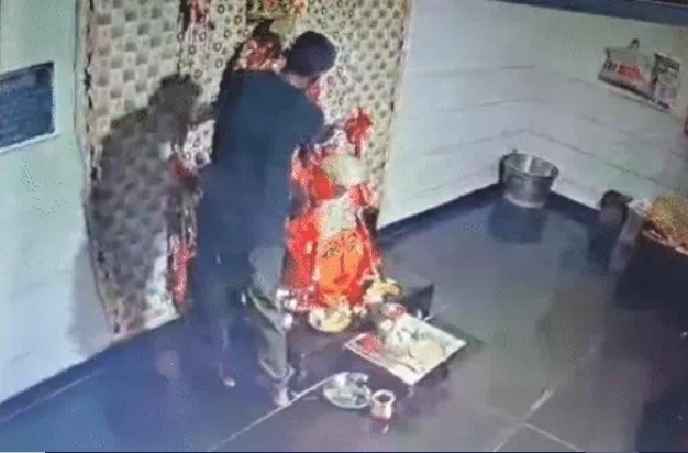 CG Mandir Chori: बलौदाबाजार जिले के सिटी कोतवाली थाना क्षेत्र स्थित बस स्टैंड के मां महामाया मंदिर में माता की प्रतिमा से सोने का हार चोरी करने वाले आरोपी को पुलिस ने 24 घंटे के भीतर गिरफ्तार कर लिया है। आरोपी ने मंदिर में दर्शन करने के बाद माता के चरण स्पर्श किए और फिर प्रतिमा से सोने का हार चुराकर फरार हो गया। पूरी घटना मंदिर में लगे सीसीटीवी कैमरे में कैद हो गई।
