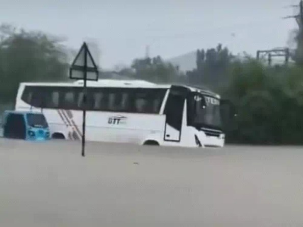CG Weather Update: छत्तीसगढ़ में मानसून एक बार फिर सक्रिय हो गया है। बंगाल की खाड़ी, झारखंड और ओडिशा क्षेत्र में बने लो प्रेशर एरिया के प्रभाव से प्रदेश में लगातार नमी पहुंच रही है। इसके चलते पिछले 24 घंटे में मध्य छत्तीसगढ़ के कई जिलों में तेज बारिश दर्ज की गई। मौसम विभाग ने अगले 48 घंटे तक मध्य और उत्तर छत्तीसगढ़ के कई इलाकों में भारी बारिश की संभावना जताई है।
