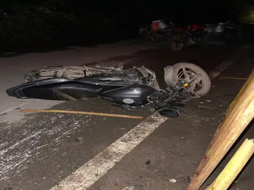 Bilaspur Accident: छत्तीसगढ़ के बिलासपुर में गुरुवार देर रात तेज रफ्तार बाइक सड़क किनारे लगे लोहे के बैरिकेड से टकरा गई। हादसे में बैरिकेड का लोहे का पाइप एक युवक के पेट में घुस गया, जिससे वह गंभीर रूप से घायल हो गया। बाइक पर सवार उसके दो अन्य साथी भी घायल हुए हैं। तीनों का अस्पताल में उपचार जारी है। घटना सकरी थाना क्षेत्र की है।