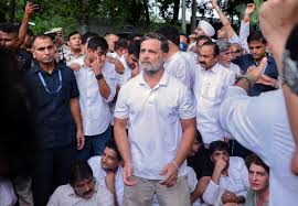 NEET Protest: NEET से जुड़े मुद्दों और छात्रों पर कथित लाठीचार्ज के विरोध में प्रधानमंत्री आवास की ओर मार्च कर रहे कांग्रेस नेता राहुल गांधी, समाजवादी पार्टी प्रमुख अखिलेश यादव, कांग्रेस महासचिव प्रियंका गांधी सहित कई विपक्षी सांसदों को पुलिस ने हिरासत में ले लिया। पुलिस सभी नेताओं को बस में बैठाकर मौके से ले गई।