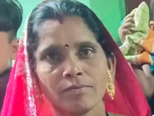 CG News: छत्तीसगढ़ के बिलासपुर जिले से एक दिल दहला देने वाला मामला सामने आया है। जहां चाय बनाते समय करंट लगने से एक महिला की दर्दनाक मौत हो गई। सिरगिट्टी थाना क्षेत्र के ग्राम हरदी कला में सोमवार सुबह एक महिला अपने घर के किचन में चाय बना रही थी। किचन के टीन शेड में करंट प्रवाहित होने के कारण वह उसकी चपेट में आ गई। घटना के बाद पूरे इलाके में शोक का माहौल है।