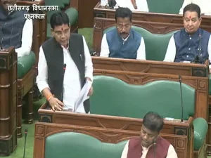 CG Monsoon Session 2026: छत्तीसगढ़ विधानसभा के मानसून सत्र के चौथे दिन सदन में फर्जी ग्रामसभा के आधार पर उद्योग स्थापना, मछुआ नीति, खाद आवंटन, रायपुर मास्टर प्लान, प्रधानमंत्री मातृ वंदन योजना, स्वामी आत्मानंद विद्यालयों में वेतन भुगतान, जर्जर सड़कें और औद्योगिक सुरक्षा समेत कई अहम मुद्दों पर चर्चा हुई। प्रश्नकाल के दौरान पूर्व मुख्यमंत्री और पाटन विधायक भूपेश बघेल ने कथित फर्जी ग्रामसभा के आधार पर उद्योगों की स्थापना का मामला उठाया।