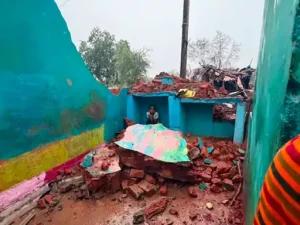 Raipur News: नकटी गांव में बारिश के बीच टूटे मकानों में रहने को मजबूर बेघर परिवार, जानें क्या बोले बृजमोहन अग्रवाल Whatsapp Image 2026 07 02 At 183951 1 1782999453 300x225