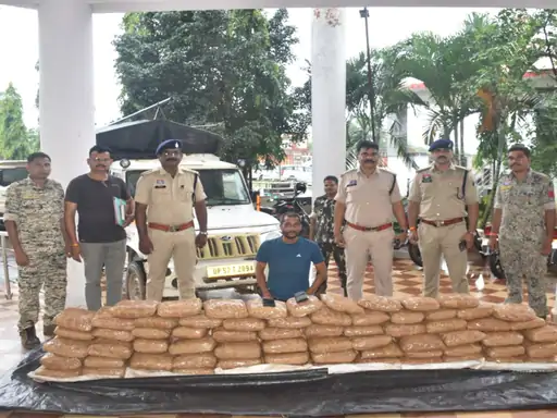 CG Ganja Smuggling: छत्तीसगढ़-ओडिशा सीमा पर बस्तर पुलिस ने बड़ी कार्रवाई करते हुए बोलेरो पिकअप से 214.300 किलोग्राम गांजा जब्त किया है। जब्त गांजे की कीमत करीब 1.07 करोड़ रुपए बताई जा रही है। मामले में उत्तर प्रदेश के गोरखपुर निवासी एक आरोपी को गिरफ्तार किया गया है, जबकि उसका साथी बारिश और अंधेरे का फायदा उठाकर फरार हो गया। घटना नगरनार थाना क्षेत्र की है।