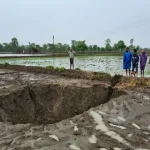 CG Rain: छत्तीसगढ़ के बालोद जिले में लगातार 24 घंटे की बारिश के बाद गुरुर ब्लॉक के ग्राम भानपुरी में एक किसान के खेत की जमीन अचानक धंस गई। खेत में करीब 20 फीट चौड़ा और 30 फीट गहरा गड्ढा बन गया है, जिसकी गहराई और चौड़ाई लगातार बढ़ रही है। घटना की जानकारी सोमवार सुबह खेत पहुंचे किसानों को हुई।
