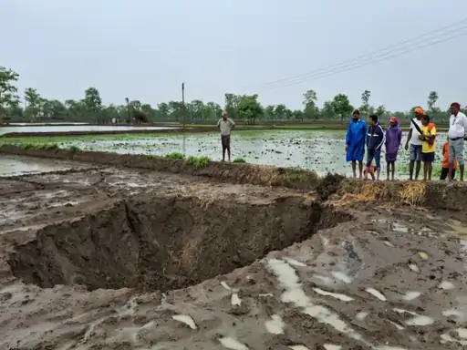 CG Rain: छत्तीसगढ़ के बालोद जिले में लगातार 24 घंटे की बारिश के बाद गुरुर ब्लॉक के ग्राम भानपुरी में एक किसान के खेत की जमीन अचानक धंस गई। खेत में करीब 20 फीट चौड़ा और 30 फीट गहरा गड्ढा बन गया है, जिसकी गहराई और चौड़ाई लगातार बढ़ रही है। घटना की जानकारी सोमवार सुबह खेत पहुंचे किसानों को हुई।