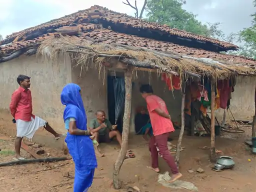 CG News: छत्तीसगढ़ के सरगुजा जिले में डिलीवरी के दौरान गर्भवती महिला और उसके नवजात की मौत हो गई। स्वास्थ्य विभाग के अनुसार प्रसूता को पहले ही अस्पताल में भर्ती होकर इलाज कराने और आयरन सुक्रोज चढ़ाने की सलाह दी गई थी, लेकिन परिजनों ने घर में ही प्रसव कराया। प्रारंभिक जांच में खून की कमी को मौत का प्रमुख कारण माना जा रहा है। मामला लखनपुर विकासखंड के ग्राम सकरिया का है।