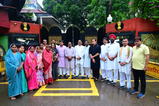 Raipur News: रायपुर के नकटी गांव में हुई बुलडोजर कार्रवाई के मुद्दे पर कांग्रेस के प्रतिनिधिमंडल ने शुक्रवार को लोकभवन पहुंचकर राज्यपाल से मुलाकात की। प्रतिनिधिमंडल ने प्रभावित परिवारों की समस्याओं और कार्रवाई से जुड़े पूरे मामले की जानकारी राज्यपाल को दी। कांग्रेस नेताओं के अनुसार राज्यपाल ने विधानसभा सत्र समाप्त होने के बाद मुख्यमंत्री विष्णुदेव साय से इस मामले पर चर्चा करने का आश्वासन दिया है।