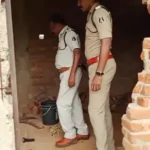  CG Double Murder: रायगढ़ जिले के लैलूंगा थाना क्षेत्र के छापरपानी गांव में मां और उसकी 10 महीने की बेटी की हत्या का सनसनीखेज मामला सामने आया है। दोनों के सिर और चेहरे पर किसी भारी वस्तु से हमला किए जाने की आशंका जताई जा रही है। सूचना मिलने पर पुलिस और फॉरेंसिक टीम मौके पर पहुंची और जांच शुरू कर दी