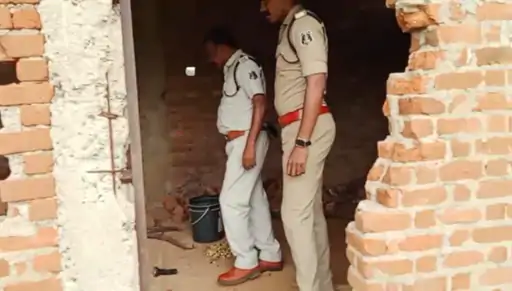  CG Double Murder: रायगढ़ जिले के लैलूंगा थाना क्षेत्र के छापरपानी गांव में मां और उसकी 10 महीने की बेटी की हत्या का सनसनीखेज मामला सामने आया है। दोनों के सिर और चेहरे पर किसी भारी वस्तु से हमला किए जाने की आशंका जताई जा रही है। सूचना मिलने पर पुलिस और फॉरेंसिक टीम मौके पर पहुंची और जांच शुरू कर दी