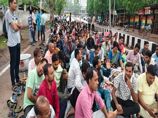 CG Teacher Protest: छत्तीसगढ़ के एक हजार से अधिक अतिथि शिक्षक अपनी विभिन्न मांगों को लेकर आंदोलन कर रहे हैं। दुर्ग में हिंदी भवन के सामने पिछले 20 दिनों से धरने पर बैठे शिक्षक सोमवार को संविलियन, सेवा सुरक्षा, समान वेतन और मानदेय बढ़ाने की मांग को लेकर शिक्षा मंत्री गजेंद्र यादव के निवास का घेराव करने पहुंचे।