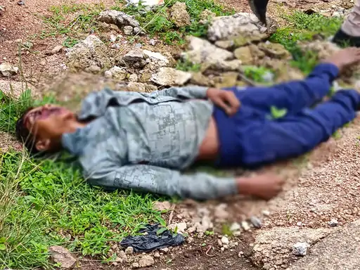 CG Murder: छत्तीसगढ़ के सरगुजा जिले में 9वीं कक्षा के 15 वर्षीय छात्र की निर्मम हत्या का मामला सामने आया है। छात्र का शव टिहरी के जंगल में मिला। उसके चेहरे को भारी पत्थर से कुचल दिया गया था, जबकि पैरों पर भी गंभीर चोट के निशान मिले हैं। पुलिस प्रथम दृष्टया इसे हत्या का मामला मानकर जांच कर रही है। घटना उदयपुर थाना क्षेत्र की है।