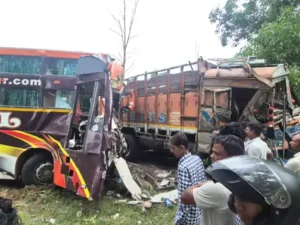 Kondagaon Accident: कोंडागांव जिले में नेशनल हाईवे-30 पर बोरगांव पुल के पास सोमवार दोपहर करीब 2:30 बजे यात्री बस और ट्रक की आमने-सामने टक्कर हो गई। हादसे में बस में सवार एक दर्जन से अधिक यात्री घायल हो गए। ट्रक चालक को भी चोटें आई हैं।
