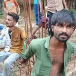 Korba Cable Theft: छत्तीसगढ़ के कोरबा जिले में मोबाइल टावर की केबल काटते हुए दो युवकों को स्थानीय लोगों ने रंगे हाथ पकड़ लिया। गुस्साए लोगों ने दोनों को रस्सी से बांधकर पीटा और बाद में पुलिस के हवाले कर दिया। घटना का वीडियो सोशल मीडिया पर वायरल हो रहा है। मामला सीतामणी स्थित राम मंदिर परिसर का है।