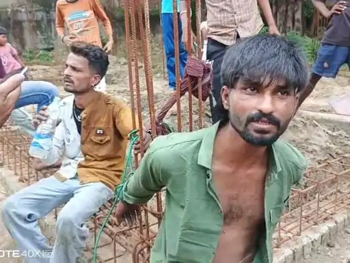 Korba Cable Theft: छत्तीसगढ़ के कोरबा जिले में मोबाइल टावर की केबल काटते हुए दो युवकों को स्थानीय लोगों ने रंगे हाथ पकड़ लिया। गुस्साए लोगों ने दोनों को रस्सी से बांधकर पीटा और बाद में पुलिस के हवाले कर दिया। घटना का वीडियो सोशल मीडिया पर वायरल हो रहा है। मामला सीतामणी स्थित राम मंदिर परिसर का है।