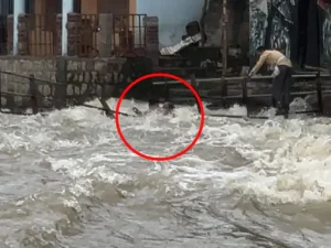 Narhara Waterfall: नरहरा वाटरफॉल में बहे 2 युवक,