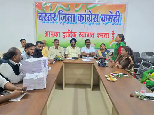 CG Electricity Bill: जगदलपुर में उत्तर और दक्षिण ब्लॉक कांग्रेस कमेटी की बैठक में बढ़ते बिजली बिल, स्मार्ट मीटर और 400 यूनिट तक बिजली बिल हाफ योजना को फिर से लागू करने की मांग को लेकर आंदोलन की रणनीति बनाई गई। बैठक में निर्णय लिया गया कि कार्यकर्ता घर-घर जाकर उपभोक्ताओं से संपर्क करेंगे और उनकी समस्याओं से जुड़े आवेदन एवं विरोध-पत्र एकत्र करेंगे।