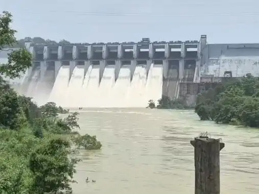 Bango Dam: कोरबा जिले के मिनीमाता हसदेव बांगो बांध में छलांग लगाने के बाद लापता हुए 24 वर्षीय युवक रंजीत यादव का 48 घंटे बाद भी कोई सुराग नहीं मिल सका है। जिला नगर सेना की रेस्क्यू टीम सोमवार सुबह से लगातार सर्च ऑपरेशन चला रही है। युवक की तलाश तेज करने के लिए प्रशासन ने एनडीआरएफ की टीम को भी बुलाया है।