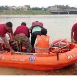 CG News: बिलासपुर में दोस्तों के साथ अरपा नदी में नहाने गए 14 साल के किशोर की गहरे पानी में डूबने से मौत हो गई। हादसे की सूचना मिलते ही पुलिस और एसडीआरएफ की टीम मौके पर पहुंची और नदी में तलाश शुरू की। करीब दो घंटे चले बचाव अभियान के बाद दोपहर करीब 2 बजे किशोर का शव नदी से बाहर निकाला गया। मामला सरकंडा थाना क्षेत्र का है।