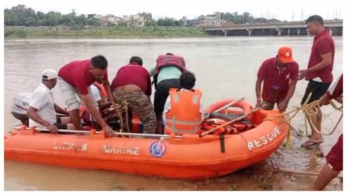 CG News: बिलासपुर में दोस्तों के साथ अरपा नदी में नहाने गए 14 साल के किशोर की गहरे पानी में डूबने से मौत हो गई। हादसे की सूचना मिलते ही पुलिस और एसडीआरएफ की टीम मौके पर पहुंची और नदी में तलाश शुरू की। करीब दो घंटे चले बचाव अभियान के बाद दोपहर करीब 2 बजे किशोर का शव नदी से बाहर निकाला गया। मामला सरकंडा थाना क्षेत्र का है।