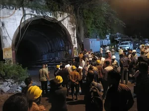 Chamoli Accident: उत्तराखंड के चमोली जिले में निर्माणाधीन मायापुर-पीपलकोटी टनल में गुरुवार शाम बड़ा हादसा हो गया। टनल में अचानक पानी और मलबा भरने से अफरा-तफरी मच गई। राहत और बचाव अभियान के दौरान 22 मजदूरों को सुरक्षित बाहर निकाल लिया गया, जबकि छत्तीसगढ़ और झारखंड के 7 मजदूरों की मौत हो गई। 6 मजदूर अब भी लापता हैं, जिनकी तलाश जारी है।