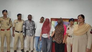 Raipur Rape: छत्तीसगढ़ की राजधानी रायपुर से हैवानियत की एक ऐसा मामला सामने आया है जहां पिता ने हि अपनी नाबालिग बेटी से रेप किया और गर्भवती होने पर डिलीवरी करा कर नवजात को बेच दिया। 16 वर्षीय पीड़िता ने अपने पिता पर करीब 3 साल तक दुष्कर्म करने का आरोप लगाया है। शिकायत के बाद न्यू राजेंद्र नगर थाना पुलिस ने आरोपी पिता, बुआ समेत कुल 6 लोगों को गिरफ्तार किया है।