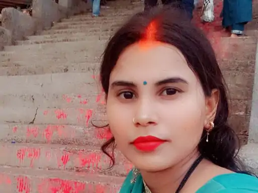 Durg Suicide: दुर्ग जिले के उमरपोटी में एक 23 वर्षीय नवविवाहिता ने कमरे में फांसी लगाकर आत्महत्या कर ली। मृतका की पहचान उत्तर प्रदेश के जौनपुर निवासी रवीना यादव के रूप में हुई है। उसकी शादी करीब डेढ़ साल पहले विपुल यादव से हुई थी। घटना के बाद मायके पक्ष ने पति के कथित विवाहेतर संबंध को आत्महत्या की वजह बताया है। हालांकि इन आरोपों की पुष्टि अभी नहीं हुई है और पुलिस मामले की जांच कर रही है।