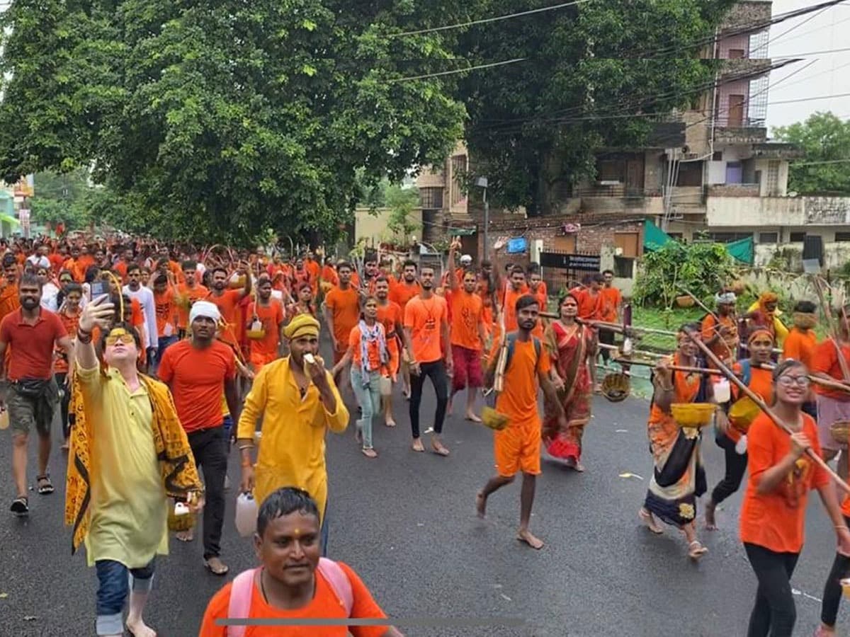 Raipur News: सावन महीने की शुरुआत के साथ ही रायपुर नगर निगम ने कांवड़ यात्रा मार्गों पर खुले में मांस बिक्री पर सख्ती के निर्देश जारी किए हैं। महापौर मीनल चौबे ने सभी जोन कमिश्नरों को अपने-अपने क्षेत्रों में कांवड़ यात्रा मार्गों पर खुले में मांस बिक्री तत्काल बंद कराने और नियमों का उल्लंघन करने वालों के खिलाफ कार्रवाई करने के निर्देश दिए हैं।