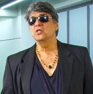 Mukesh Khanna: अभिनेता मुकेश खन्ना ने राष्ट्रगान "जन गण मन" की जगह "वंदे मातरम" को अपनाने की मांग कर नया विवाद खड़ा कर दिया है। एक साक्षात्कार के दौरान उन्होंने कहा कि "जन गण मन" को हटाकर "वंदे मातरम" को लाया जाना चाहिए। हालांकि, बयान देते समय उन्होंने राष्ट्रगीत और राष्ट्रगान को लेकर कई तथ्यात्मक गलतियां भी कर दीं।