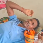 CG Bear Attack: बालोद जिले के डौंडीलोहारा विकासखंड के ग्राम पंचायत भंवरमला के आश्रित ग्राम रायगढ़ में जंगल में शौच के लिए गए एक ग्रामीण पर भालू ने हमला कर दिया। हमले में 60 वर्षीय ग्रामीण गंभीर रूप से घायल हो गए। उनके कंधे समेत शरीर के कई हिस्सों में चोटें आई हैं। घायल का डौंडीलोहारा अस्पताल में उपचार जारी है।