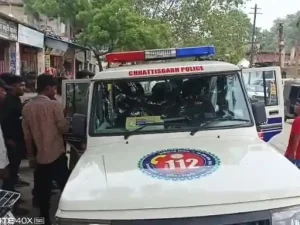 Korba Cable Theft: छत्तीसगढ़ के कोरबा जिले में मोबाइल टावर की केबल काटते हुए दो युवकों को स्थानीय लोगों ने रंगे हाथ पकड़ लिया। गुस्साए लोगों ने दोनों को रस्सी से बांधकर पीटा और बाद में पुलिस के हवाले कर दिया। घटना का वीडियो सोशल मीडिया पर वायरल हो रहा है। मामला सीतामणी स्थित राम मंदिर परिसर का है।