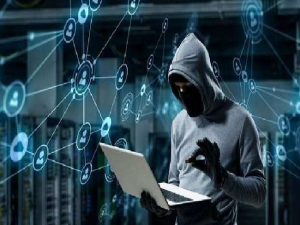 Raipur Fraud: राजधानी में साइबर ठग अब लोन कंपनी के एजेंट बनकर लोगों को निशाना बना रहे हैं। फोन और वॉट्सऐप के जरिए खुद को कंपनी का कर्मचारी बताकर बैंक खाते की जानकारी और लोन से जुड़े भुगतान के नाम पर लोगों से ठगी की जा रही है। मोवा क्षेत्र में सामने आए एक मामले में तीन लोगों से कुल 86 हजार 800 रुपए की ठगी की गई है।
