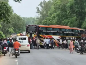 Kondagaon Accident: कोंडागांव जिले में नेशनल हाईवे-30 पर बोरगांव पुल के पास सोमवार दोपहर करीब 2:30 बजे यात्री बस और ट्रक की आमने-सामने टक्कर हो गई। हादसे में बस में सवार एक दर्जन से अधिक यात्री घायल हो गए। ट्रक चालक को भी चोटें आई हैं।