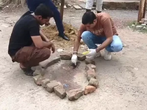 CG Murder: जांजगीर-चांपा जिले में लिफ्ट देने के बाद एक चौकीदार की चाकू मारकर हत्या कर दी गई। रविवार रात चांपा रोड पर दो नाबालिगों ने लूट की नीयत से 52 वर्षीय चौकीदार पर चलती मोटरसाइकिल में हमला कर दिया। गंभीर रूप से घायल चौकीदार की अस्पताल में मौत हो गई। पुलिस ने दोनों नाबालिगों को हिरासत में लेकर मामले की जांच शुरू कर दी है।