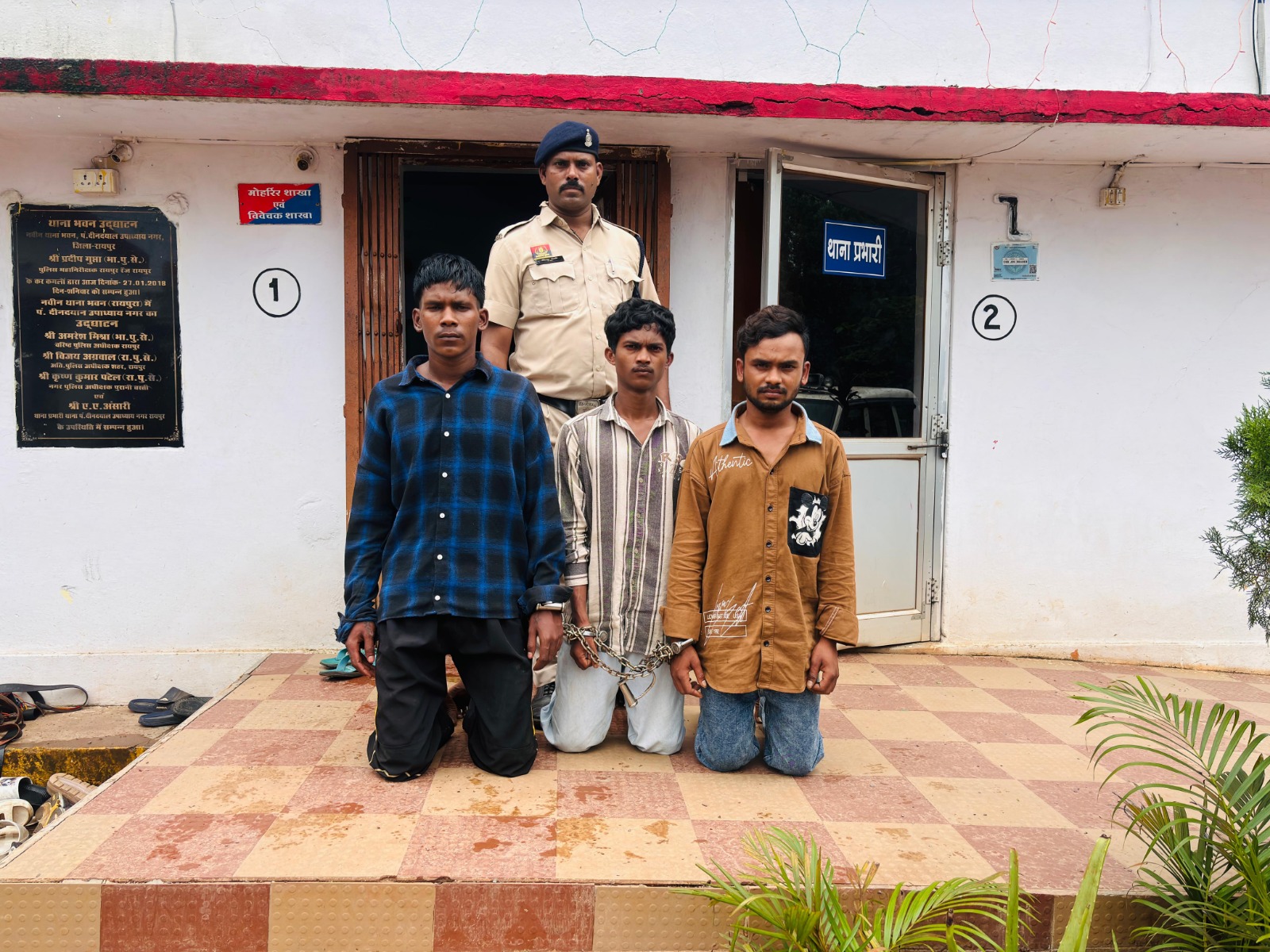 Raipur Double Murder: रायपुर में रविवार रात चाकूबाजी की दो अलग-अलग घटनाओं में दो युवकों की मौत हो गई। दोनों वारदातें डीडी नगर थाना क्षेत्र में हुईं। पुलिस ने दोनों मामलों में हत्या का मामला दर्ज कर जांच शुरू कर दी है। अब तक 5 आरोपियों को गिरफ्तार किया गया है, जबकि अन्य आरोपियों की तलाश जारी है।